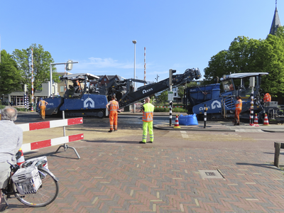 908887 Gezicht op het leggen van een nieuwe asfaltlaag op de busbaan op de Rijksstraatweg, ter hoogte van de Meernbrug ...